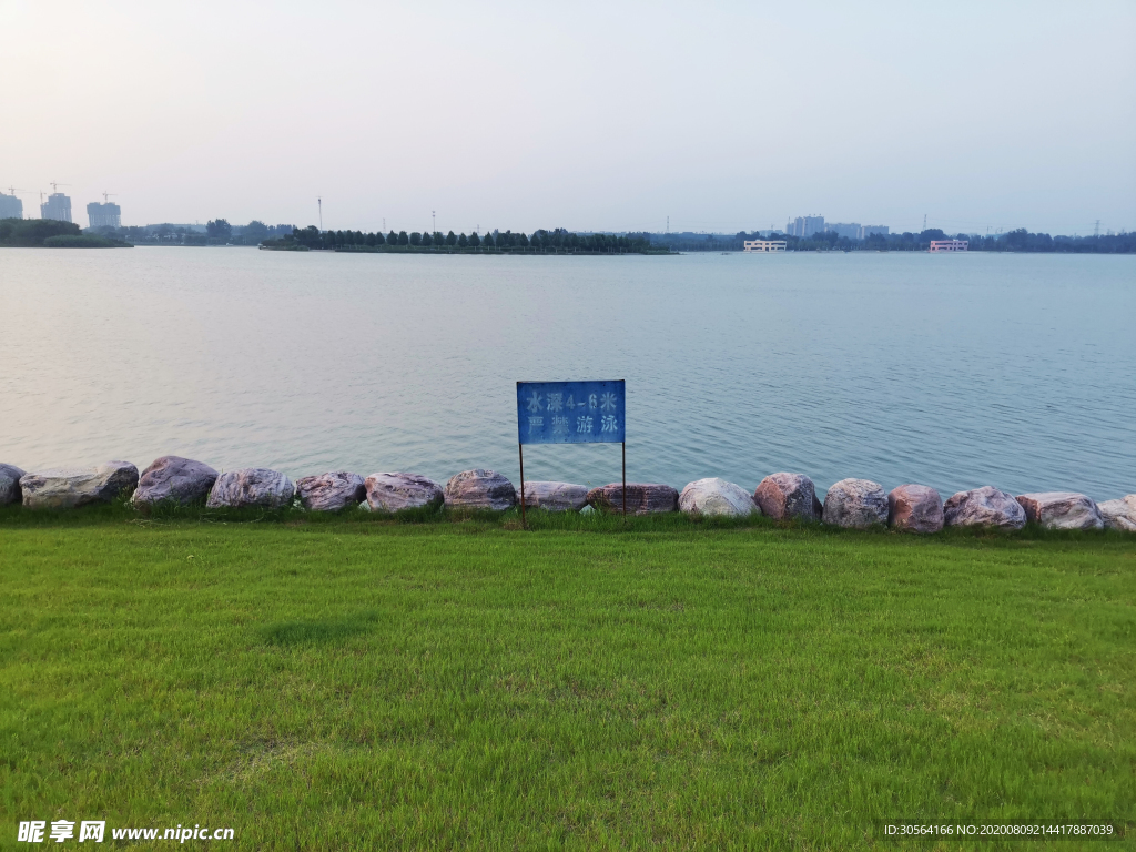湖面湖边标语警告牌背景素材