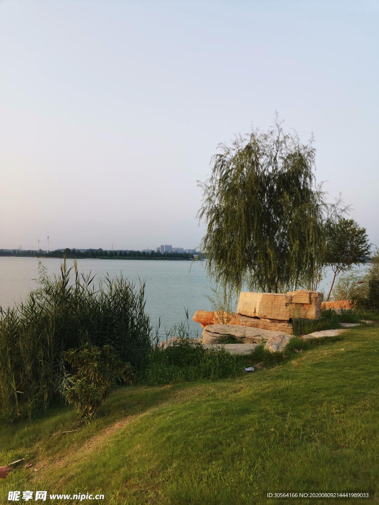 湖面湖边石头自然生态背景素材