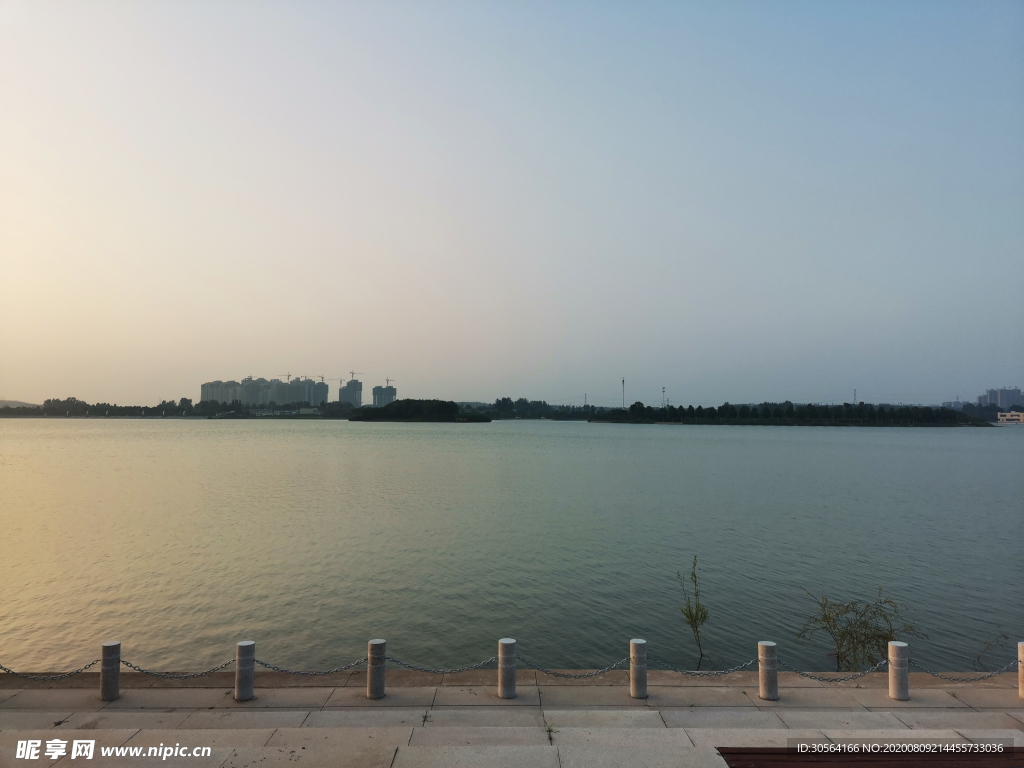 湖面湖边自然风光生态背景素材