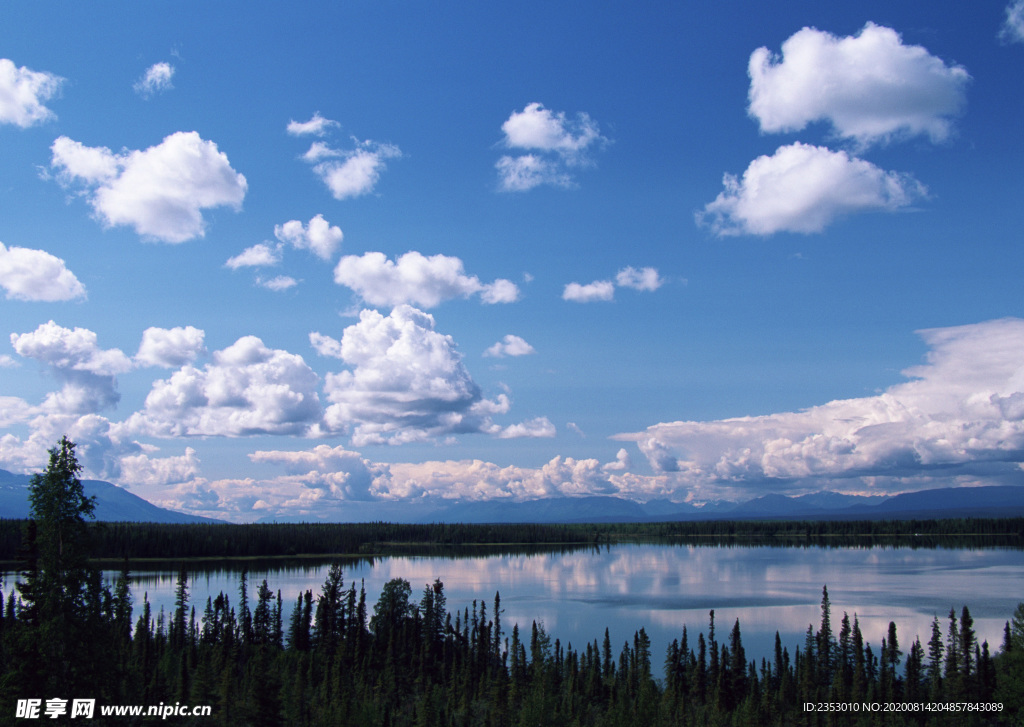 蓝天湖泊