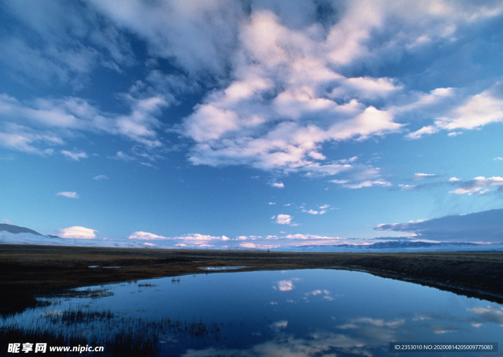 蓝天湖泊