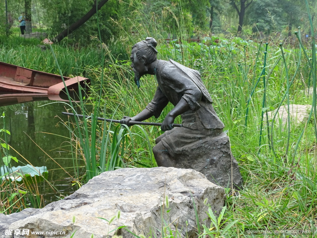 老人钓鱼雕塑