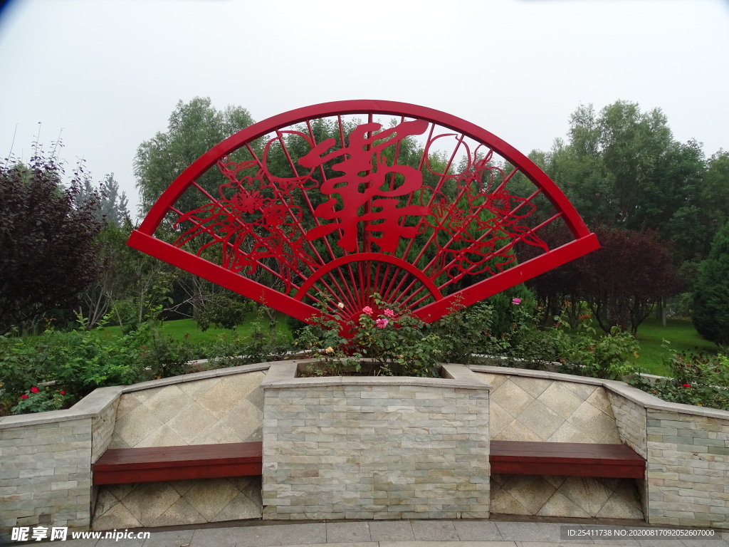 红色大扇雕塑