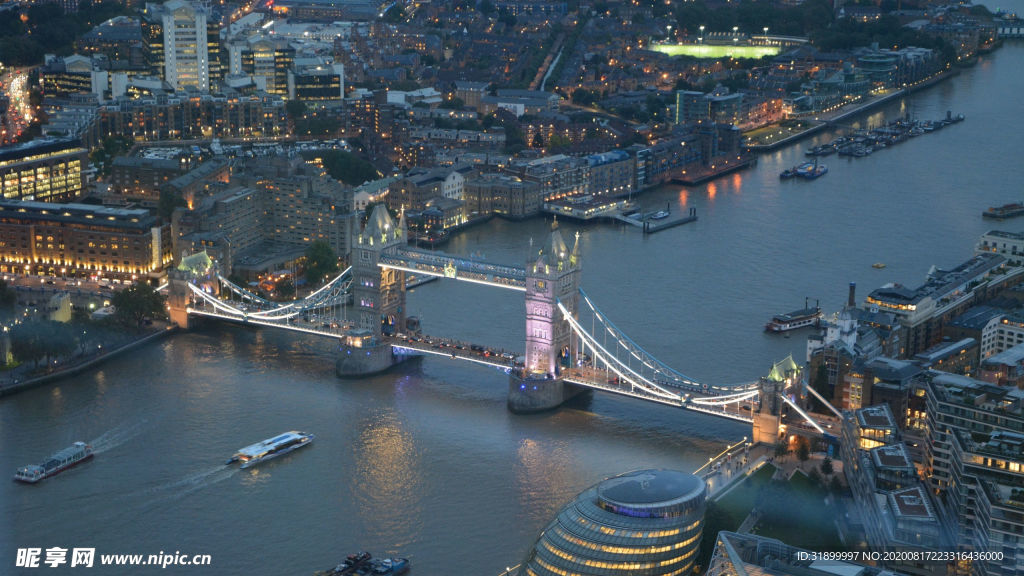 现代跨江吊桥两岸灯火城市与游船