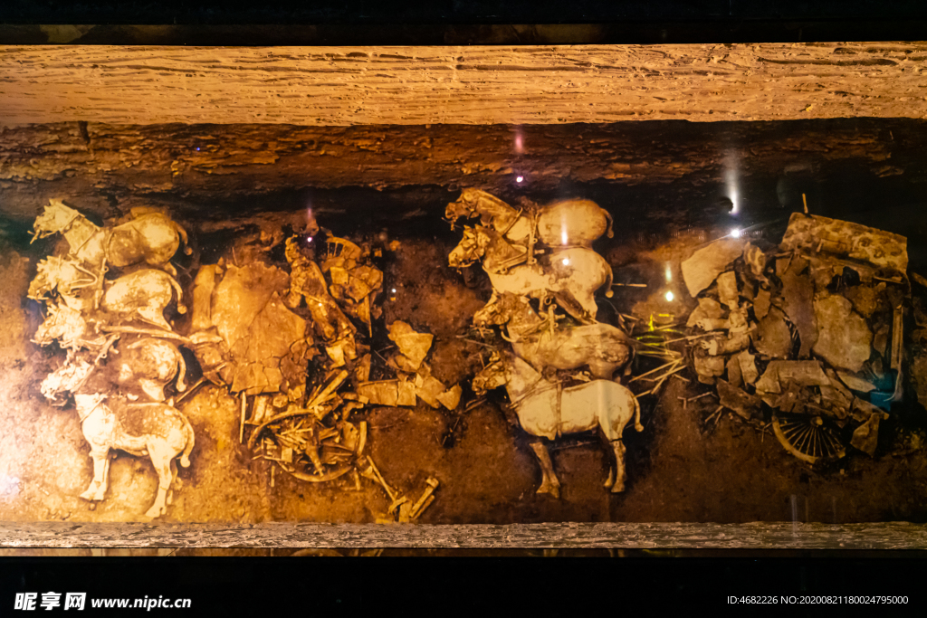 秦兵马俑大型彩绘铜车马出土照片