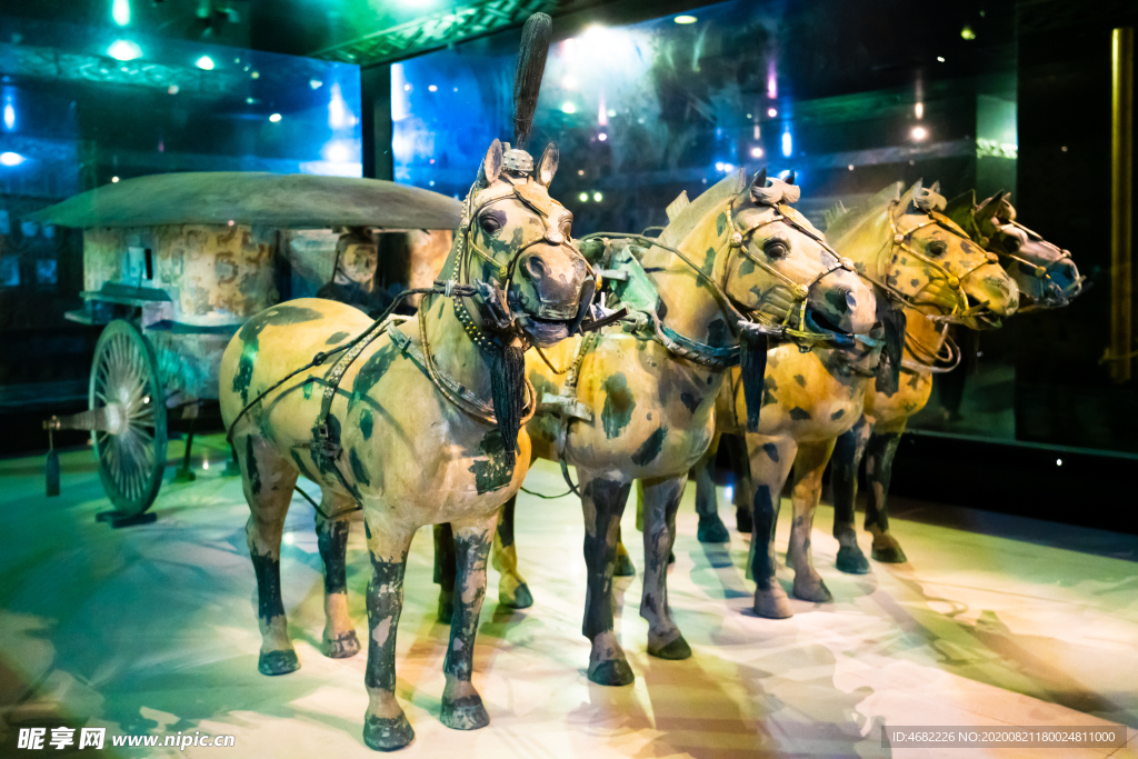 秦陵大型彩绘铜车马二号车安车