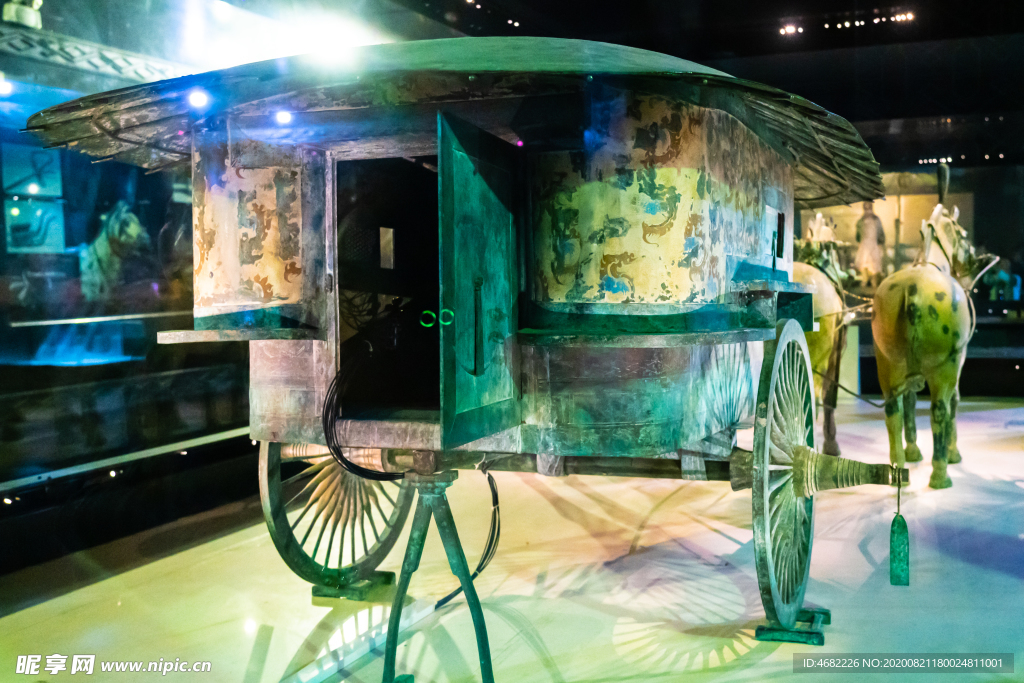 秦陵彩绘铜车马二号车安车后门