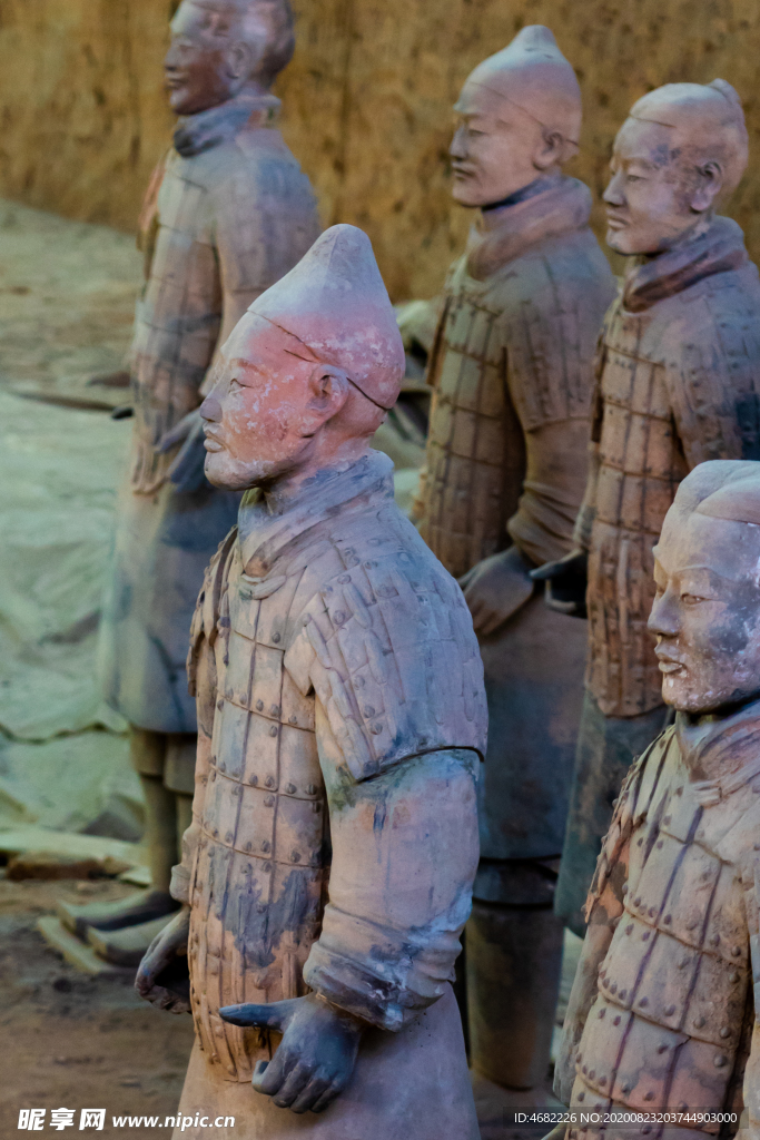 秦兵马俑一号坑遗址彩色兵俑