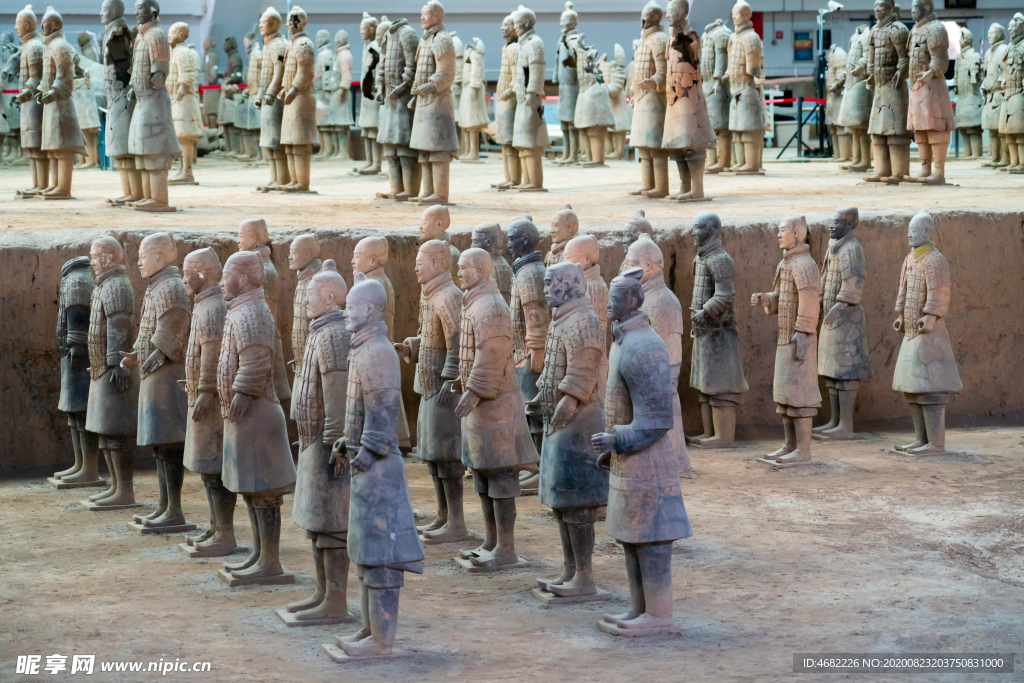 秦兵马俑一号坑遗址新修复的兵俑