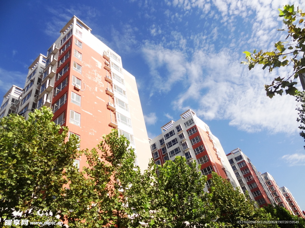 小区楼房和蓝天白云