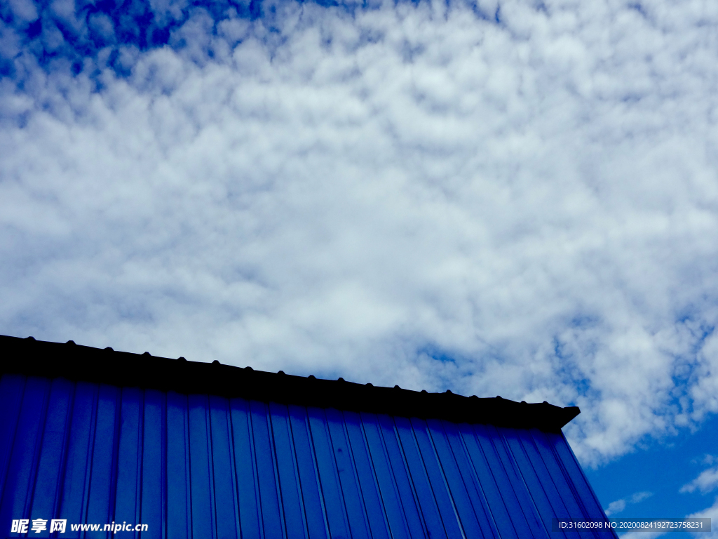 蓝天白云彩钢板