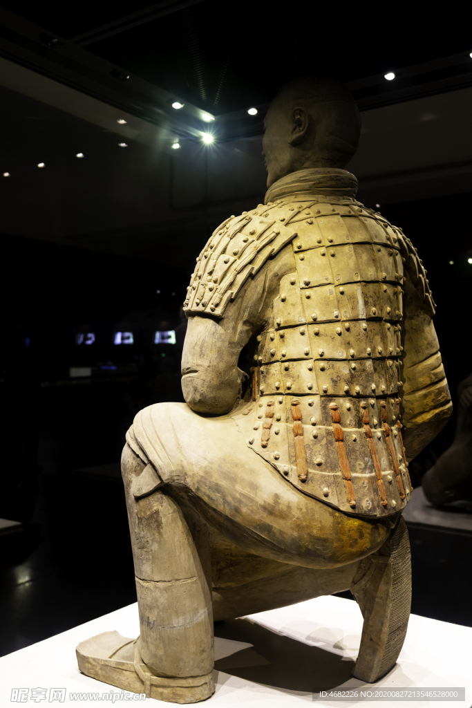 秦兵马俑二号坑遗址跪射俑背面