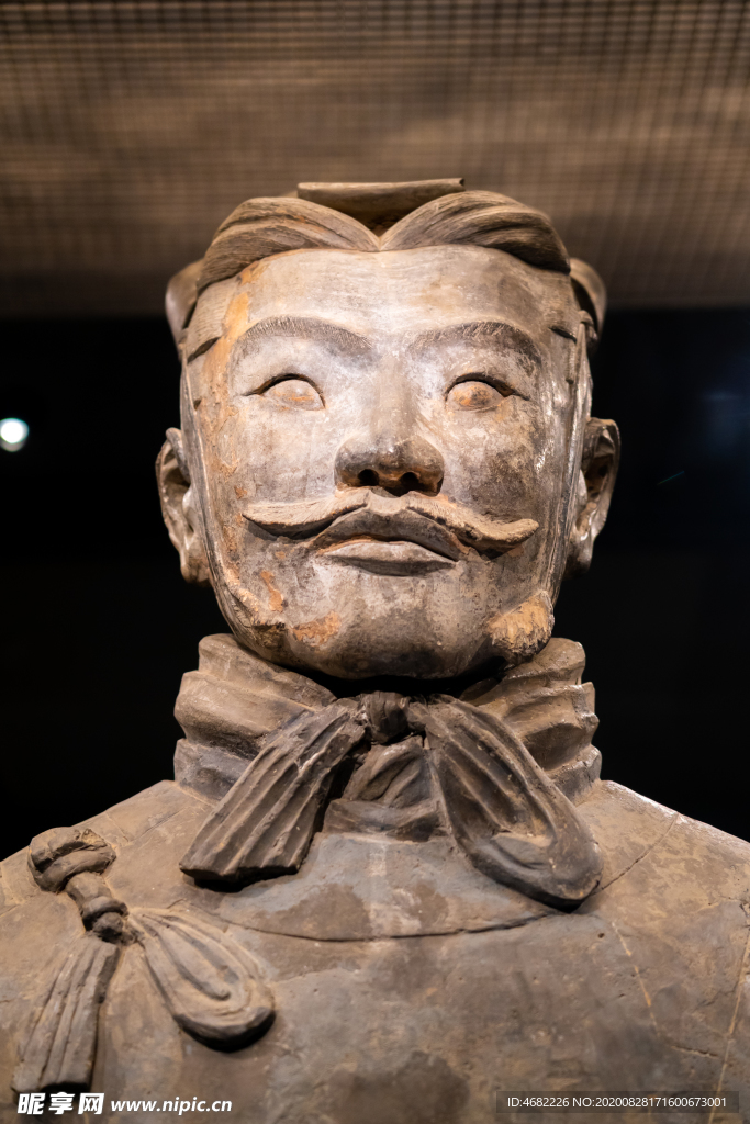 秦兵马俑二号坑遗址高级军吏俑像