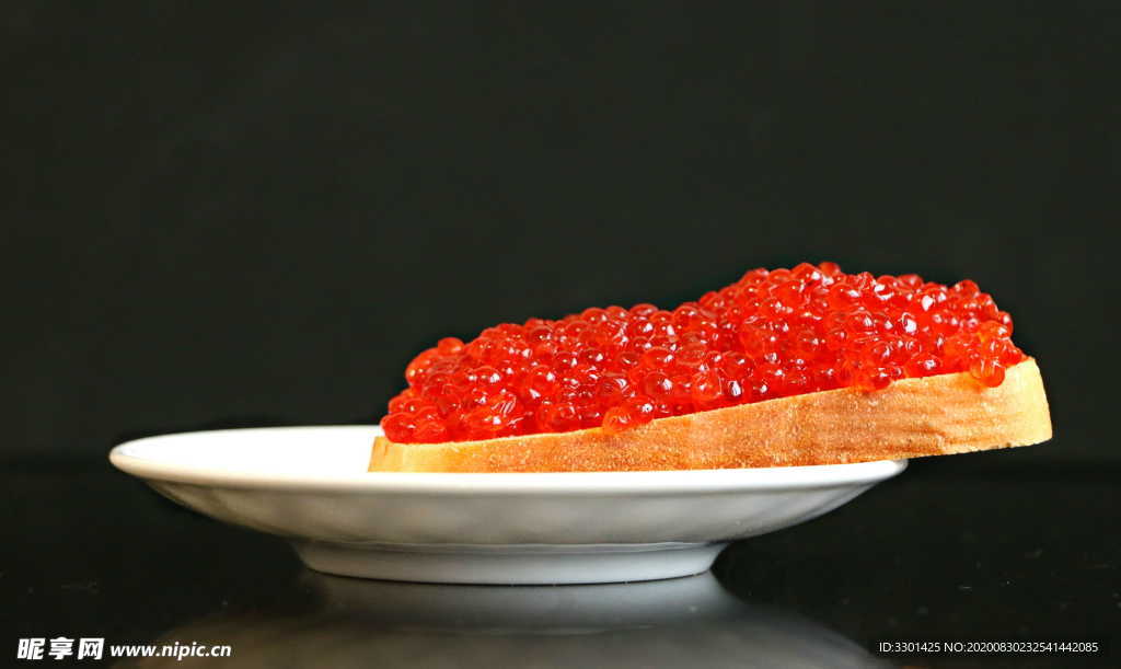 面包上的鱼子酱