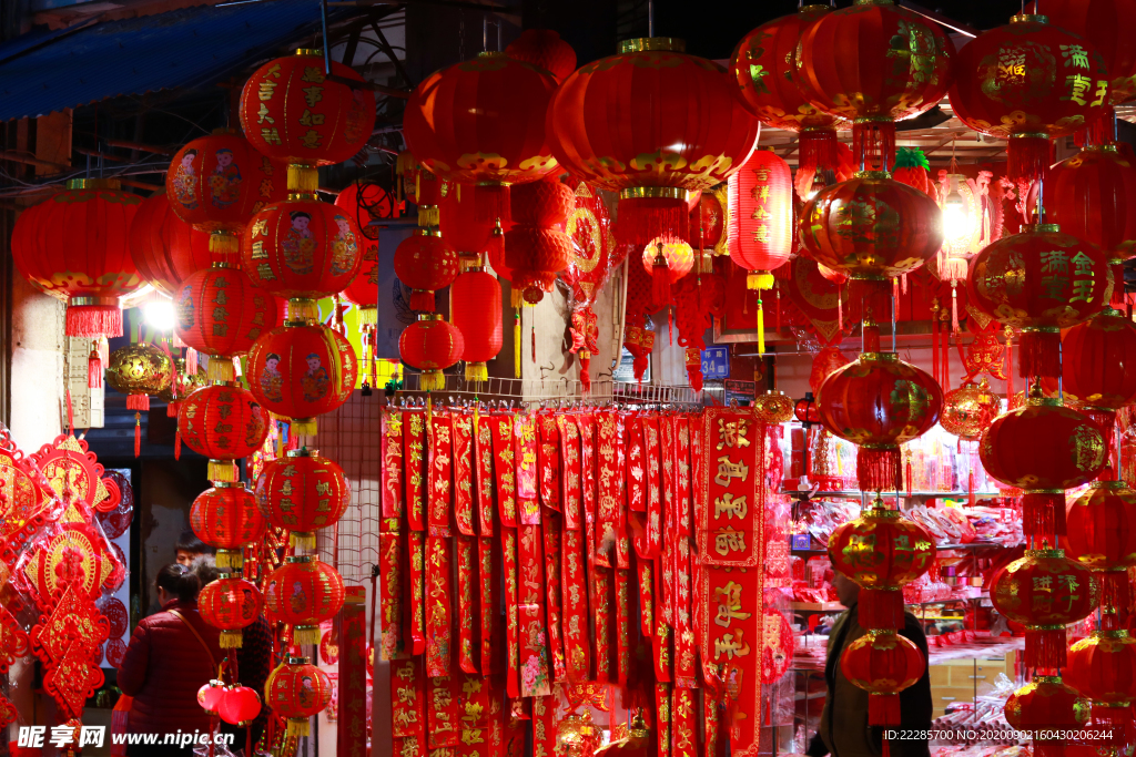 喜庆过年红色对联灯笼