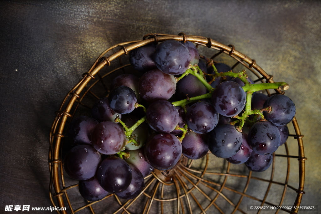 一篮紫葡萄