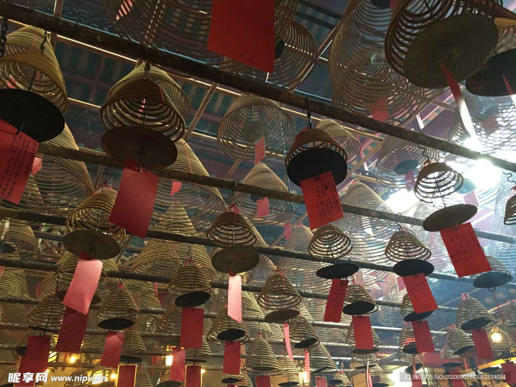 寺庙悬挂檀香