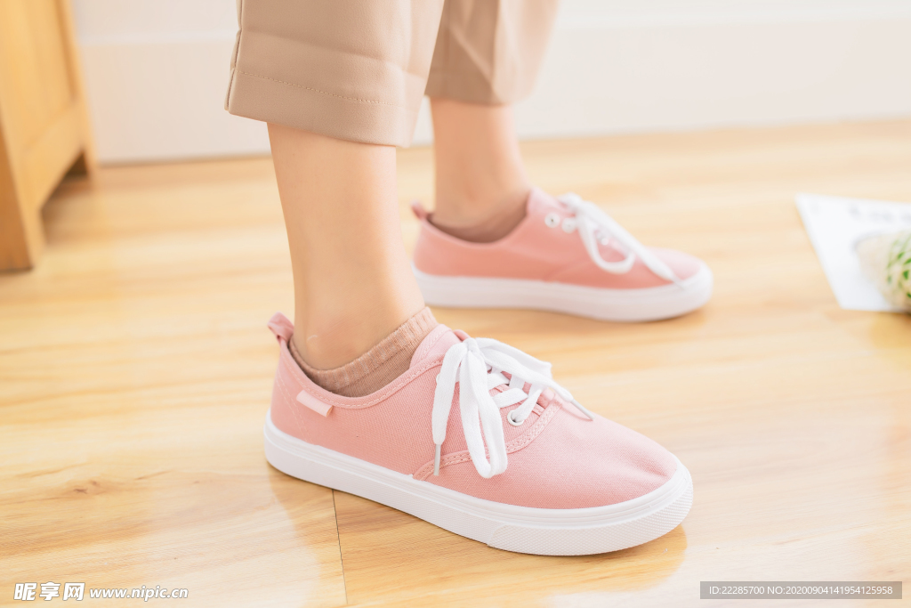 粉色鞋子