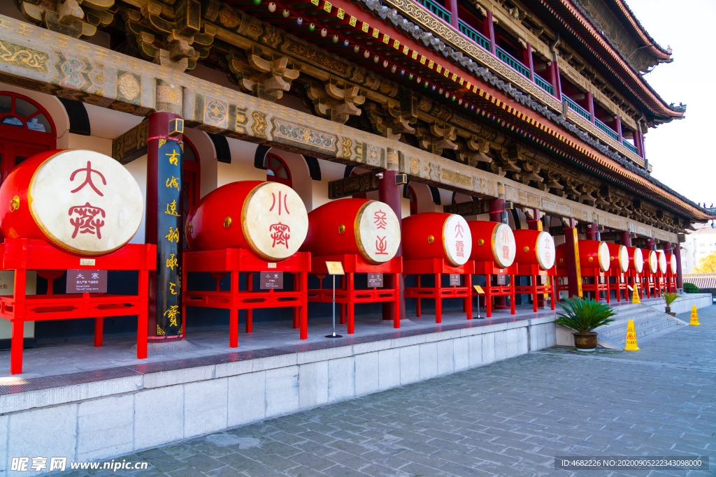 西安鼓楼北侧二十四节气鼓
