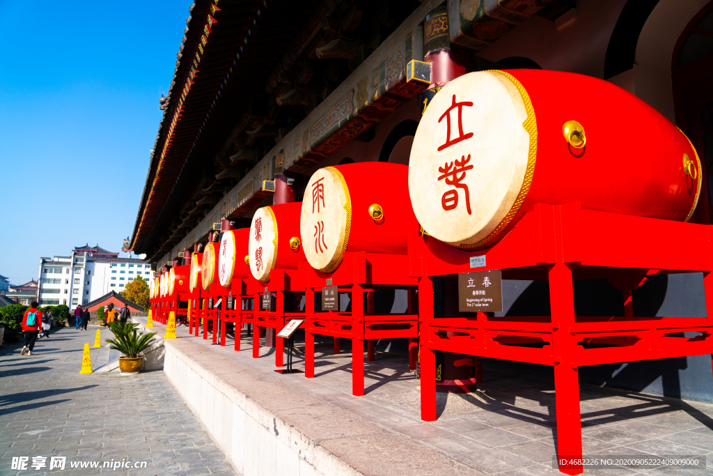 西安鼓楼南侧二十四节气鼓