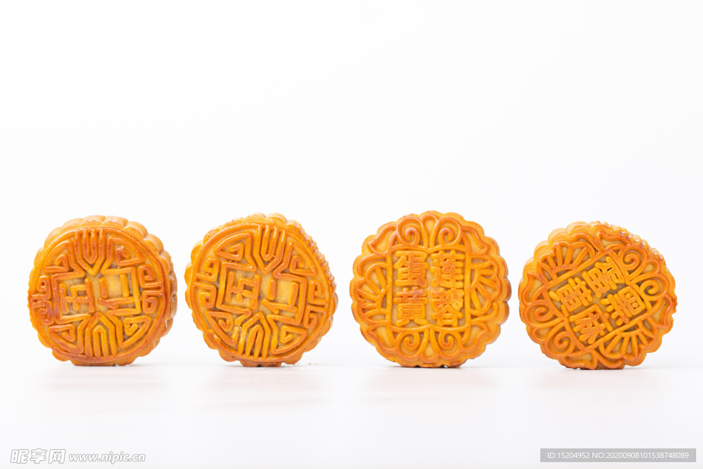 白色背景下立起来的月饼