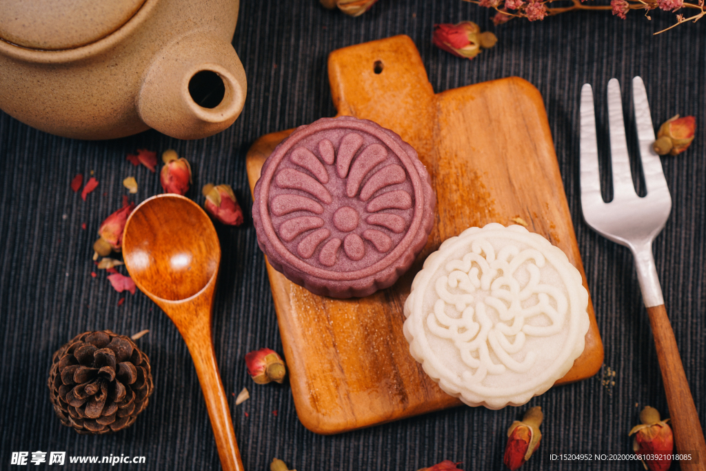 黑色背景下的广式中秋月饼