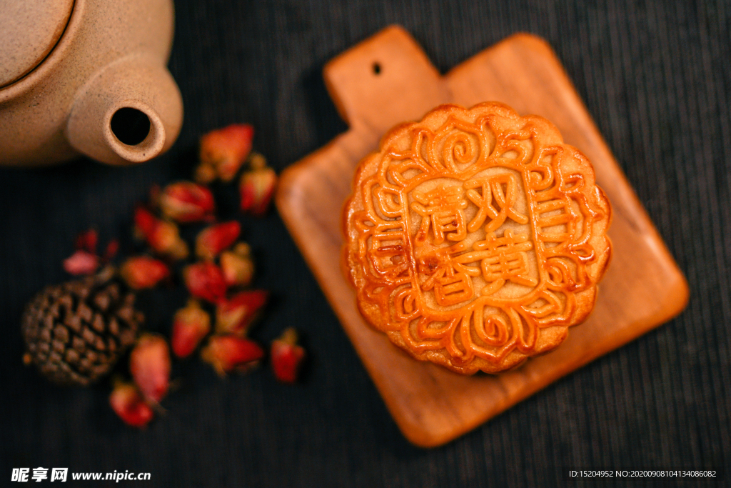 黑色背景下的广式中秋月饼