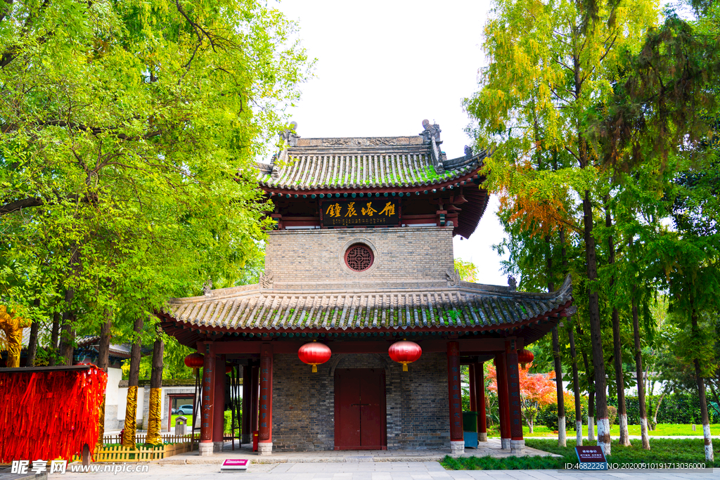 西安小雁塔钟楼雁塔晨钟