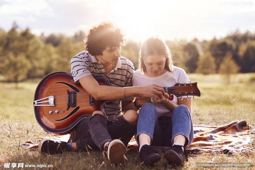 野餐时间可爱的情侣约会