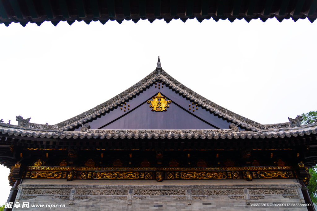 西安大慈恩寺大雄宝殿金色悬鱼