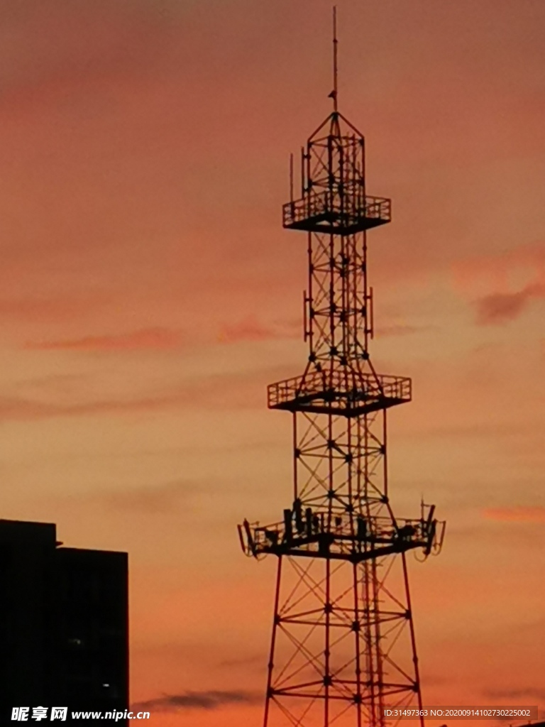 夕阳下的电力塔