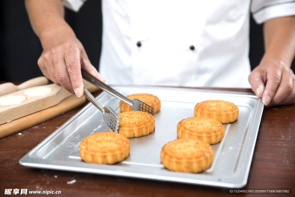 厨师做月饼