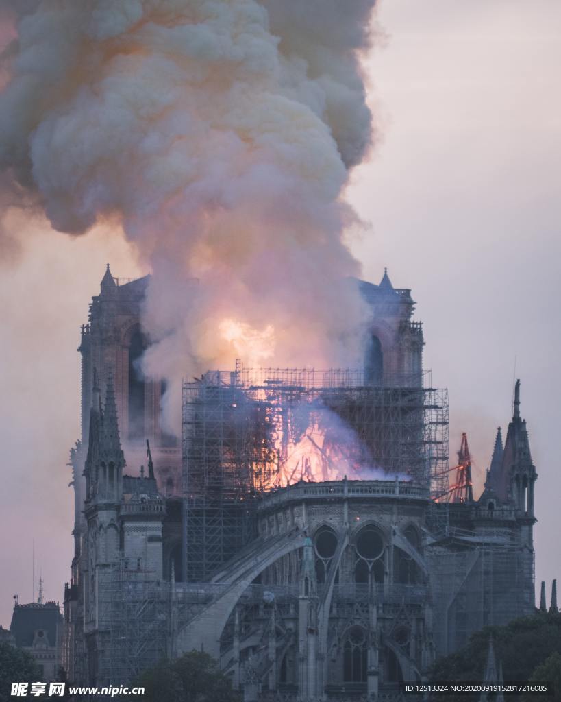 巴黎圣母院失火