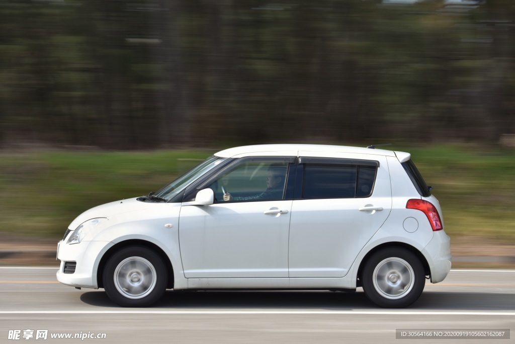 白色小轿车旅游汽车背景素材