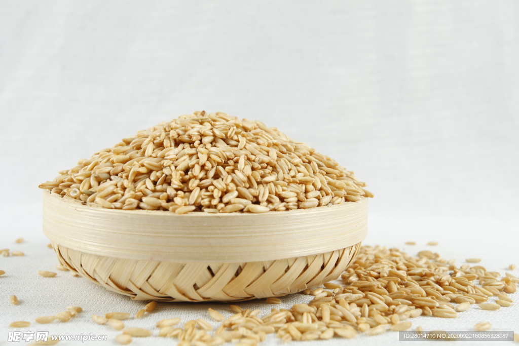 竹筐里的燕麦片