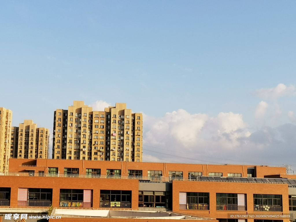 早晨的建筑天空