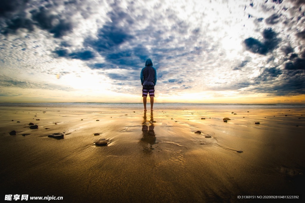 岸边的男性背影
