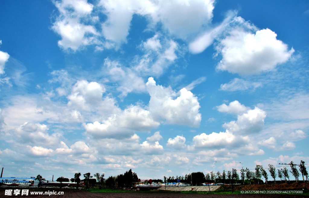 蓝天白云  湖泊  草原牧场