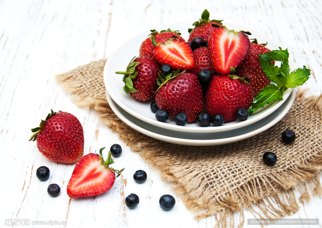 草莓水果盘子餐桌背景海报素材