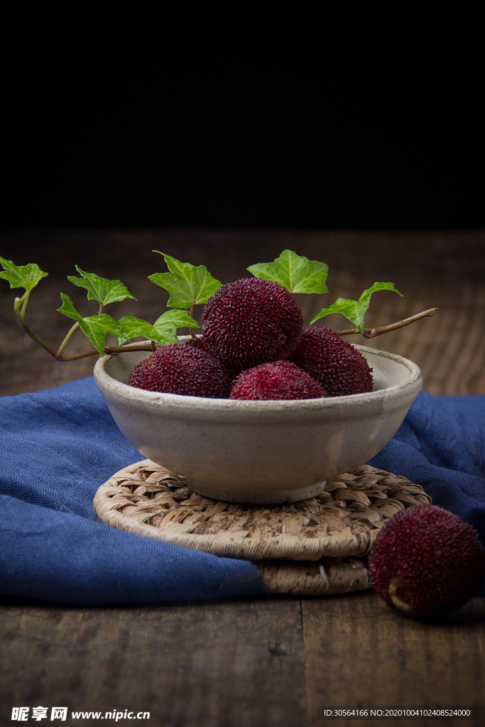 杨梅零食瓷碗背景海报素材