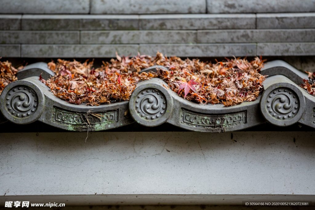 屋檐落叶旅游旅行背景海报素材