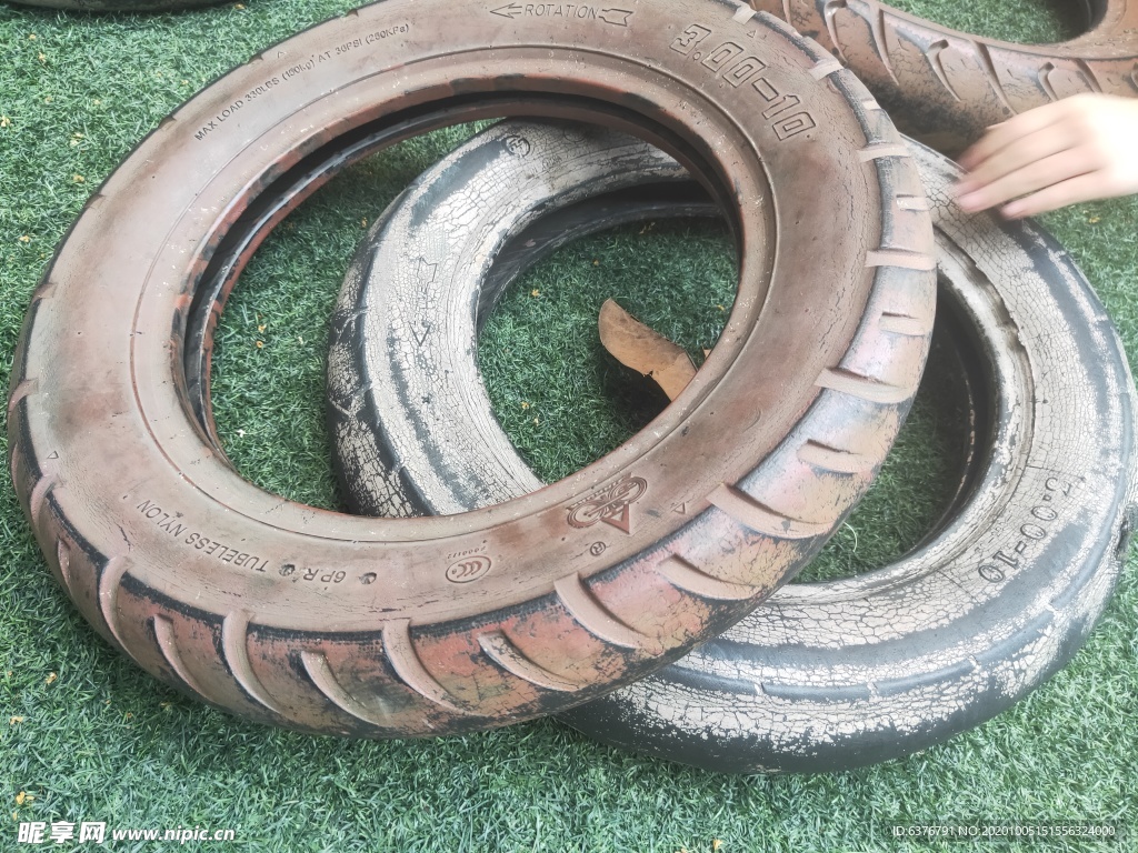 草坪上的轮胎 绿色 灰色 轮胎