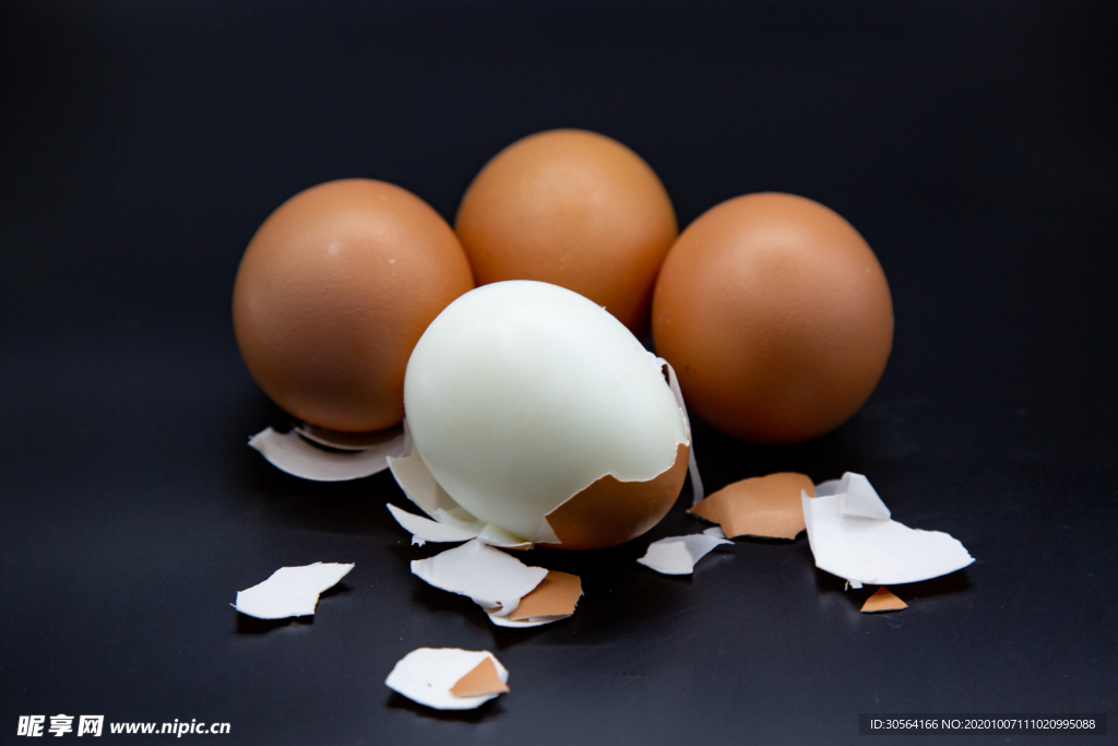 红皮鸡蛋拨壳食材背景海报素材