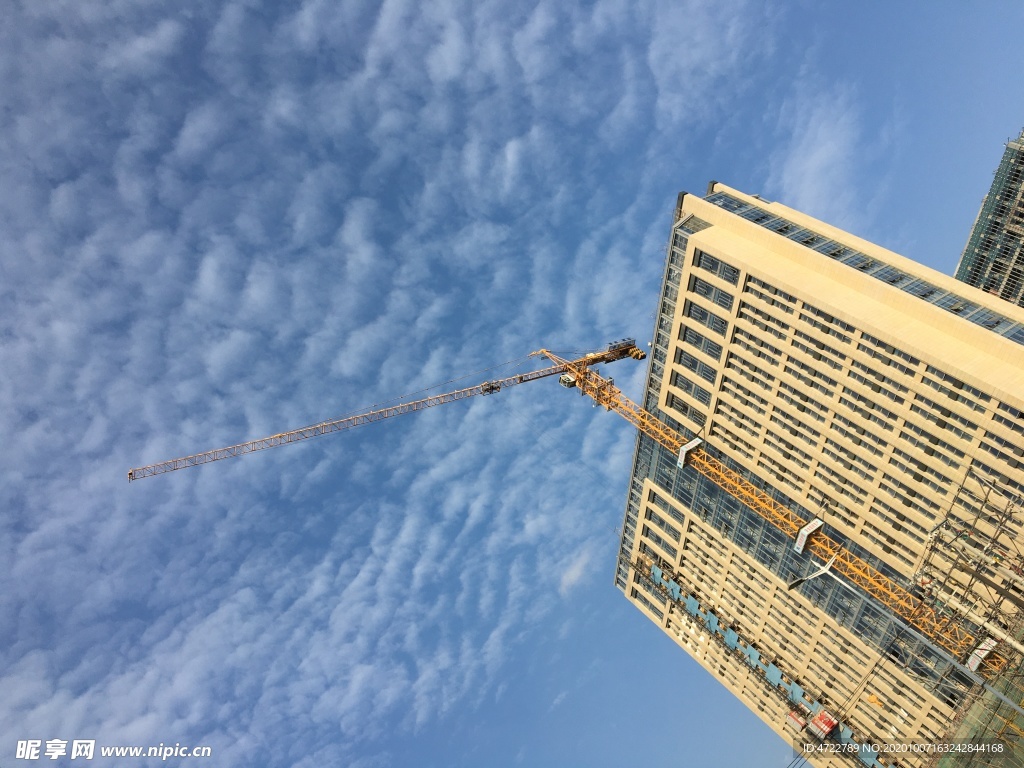 塔吊施工中的建筑大楼