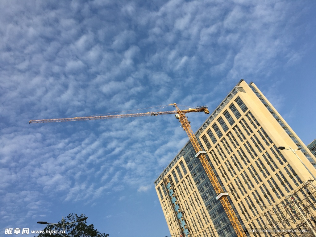 塔吊施工中的建筑大楼