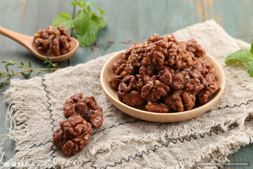 核桃干零食休闲背景海报素材