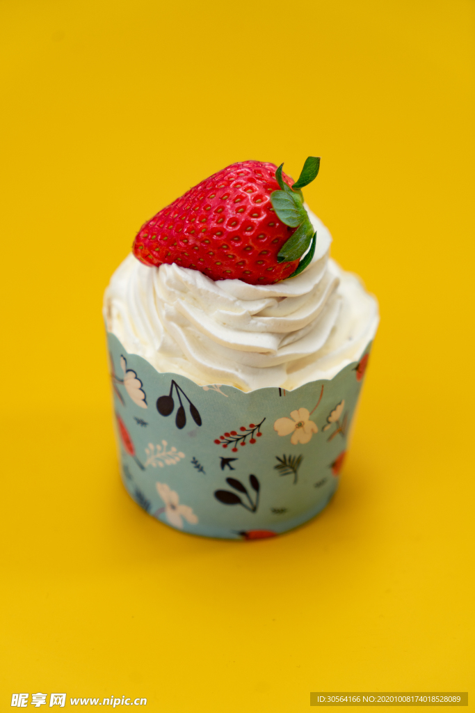 冰淇淋草莓甜品背景海报素材