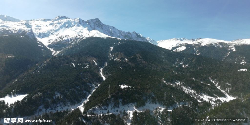 蓝天雪山山峰风光
