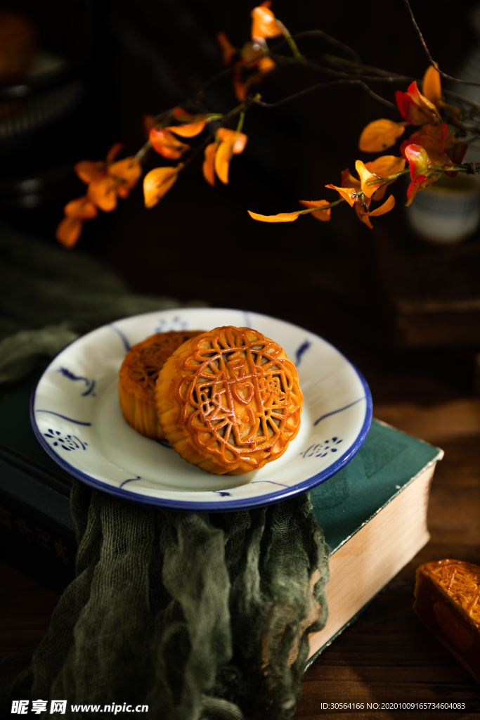 月饼中秋美食背景海报素材