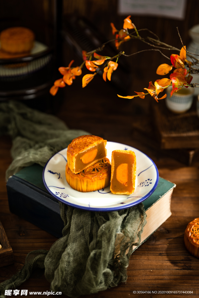 月饼中秋美食背景海报素材